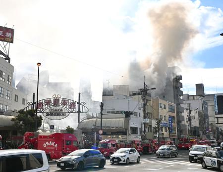 　大阪市浪速区で発生した建物火災＝９日午前１１時１３分