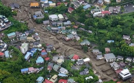 　静岡県熱海市の不適切盛り土が崩れ土石流が発生した現場＝２０２１年７月４日