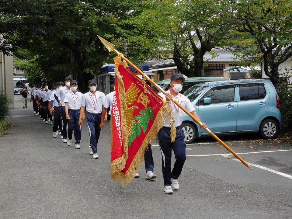優勝メダルを胸に帰校した中京高ナイン＝３０日午後３時、瑞浪市土岐町、中京高校