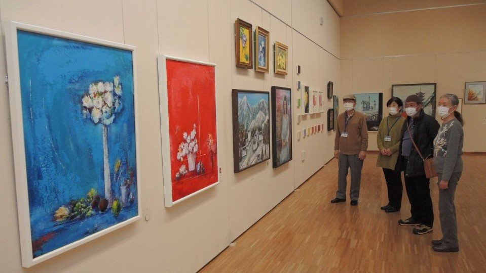 県内の絵画愛好者らが制作した絵画が並ぶ「ＫＯＨＡＫＵ」展＝岐阜市宇佐、県美術館