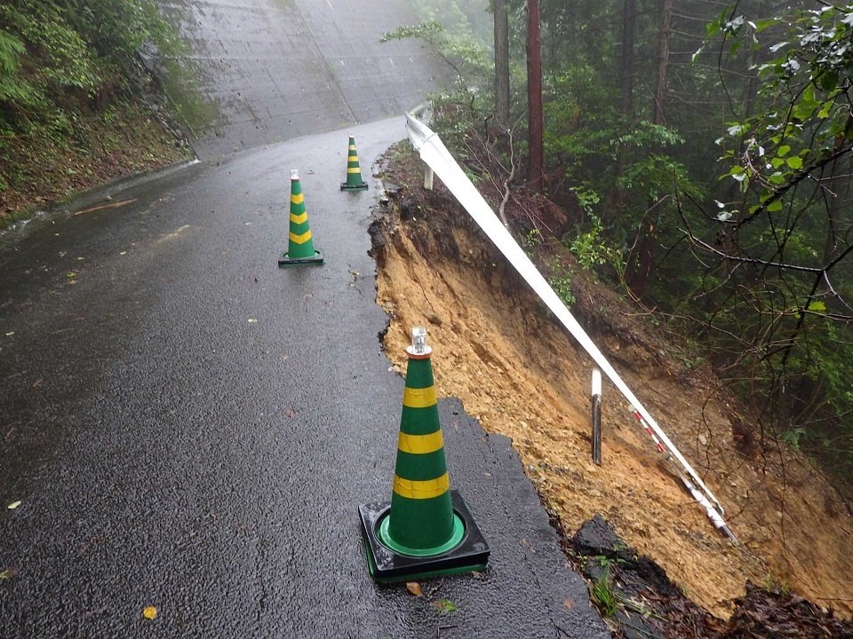 路肩崩壊した県道＝１７日午前１０時３０分、揖斐郡揖斐川町北方（県提供）