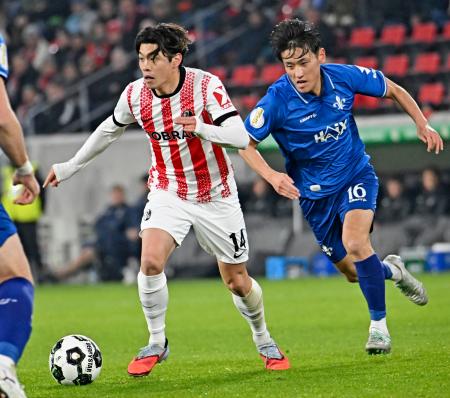 　ダルムシュタット戦で競り合うフライブルクの鈴木唯（左）＝フライブルク（共同）