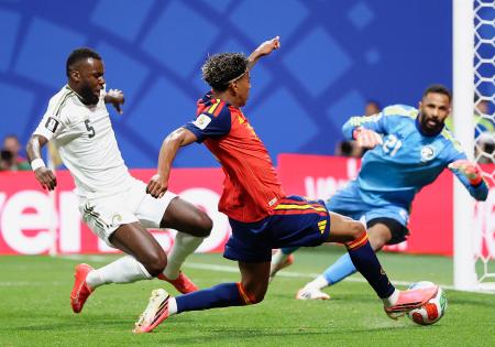　スペイン―サウジアラビア　前半、先制ゴールを決めるスペインのヤマル（中央）＝アトランタ（ＦＩＦＡ提供・ゲッティ＝共同）
