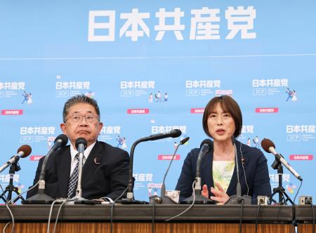 　メディアのインタビューに応じる共産党の田村委員長（右）と小池書記局長＝２０日午後９時１２分、東京都渋谷区の党本部
