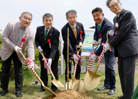 　富山県黒部市で行われた「チシマザクラ」の植樹式＝２５日午前