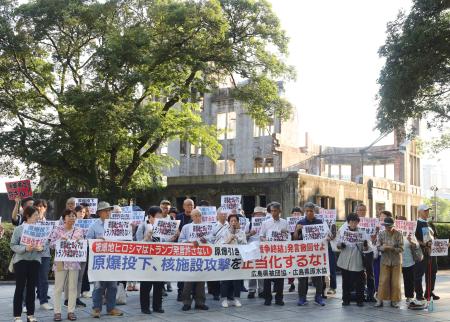 　トランプ米大統領の発言を受け、広島県被団協などが行った抗議行動＝２６日午後、広島市中区の原爆ドーム前