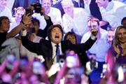 　アルゼンチン議会中間選挙の結果を祝うミレイ大統領＝２６日、ブエノスアイレス（ロイター＝共同）