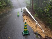 路肩崩壊した県道＝１７日午前１０時３０分、揖斐郡揖斐川町北方（県提供）