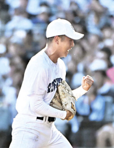 タイブレークの１１回表、打者を打ち取りガッツポーズする県岐阜商の３番手和田