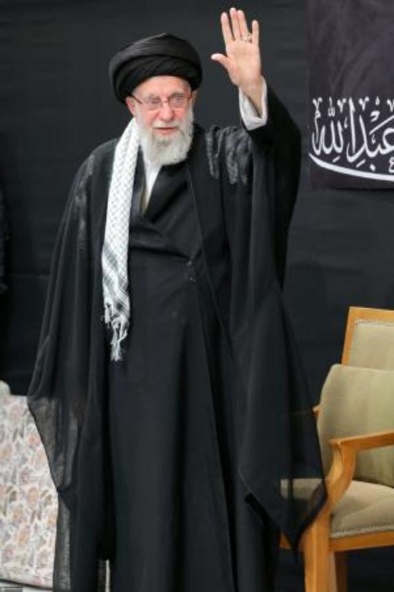 　宗教行事に出席したイランの最高指導者ハメネイ師＝５日、テヘラン（最高指導者事務所提供、共同）
