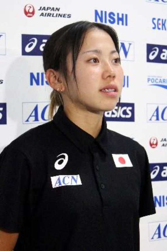 　女子８００メートルで５位となり、帰国後に取材に応じる久保凜＝１１日、成田空港
