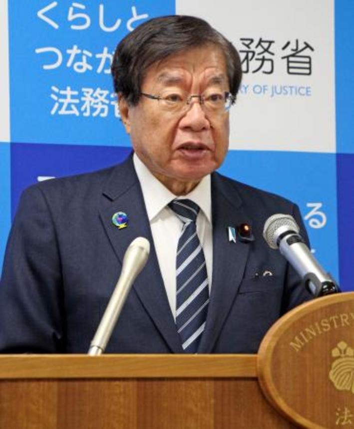 　記者会見する平口法相＝３１日、法務省