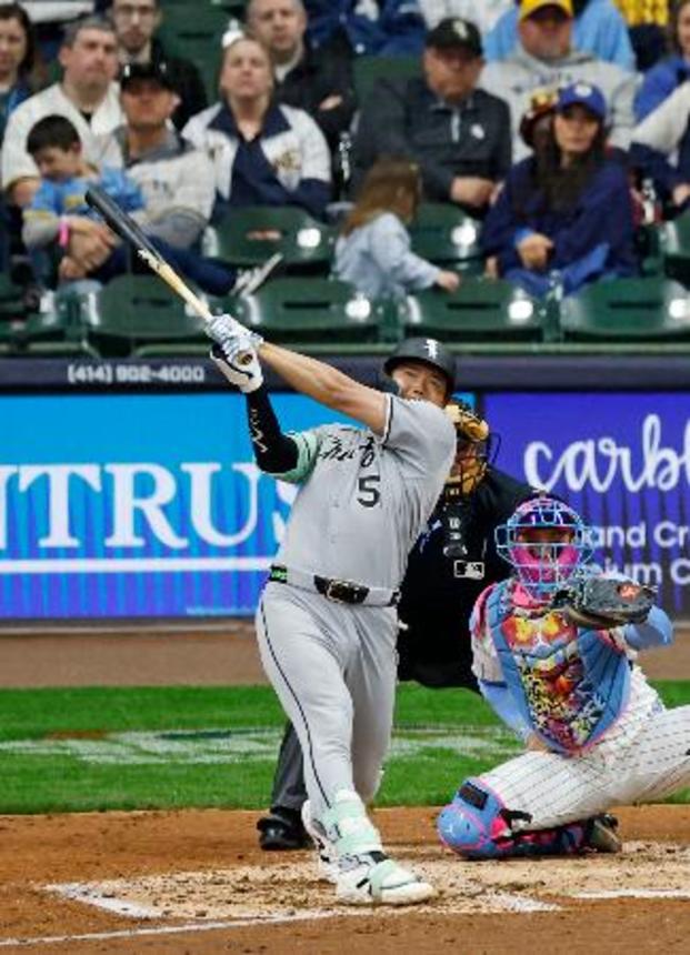 　ブルワーズ戦の４回、メジャーデビューから２試合連続本塁打となる２号ソロを放つホワイトソックス・村上＝ミルウォーキー（共同）