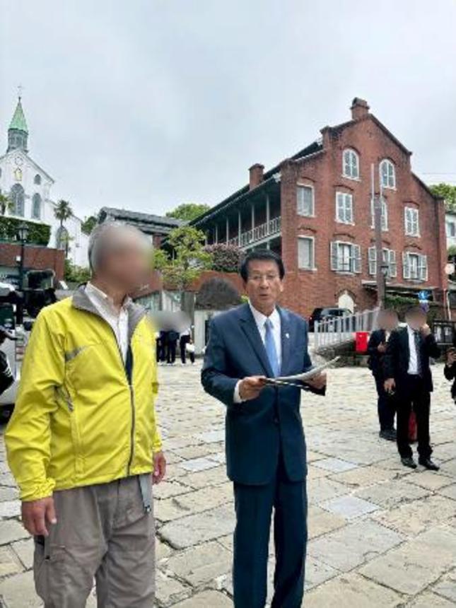 　大浦天主堂周辺を訪れ、記憶をたどる杉良太郎さん＝４月、長崎市（杉友提供、画像の一部を加工しています）