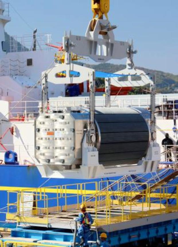 　関西電力高浜原発に搬入されるＭＯＸ燃料が入った輸送容器＝１７日午前、福井県高浜町（関西電力提供）