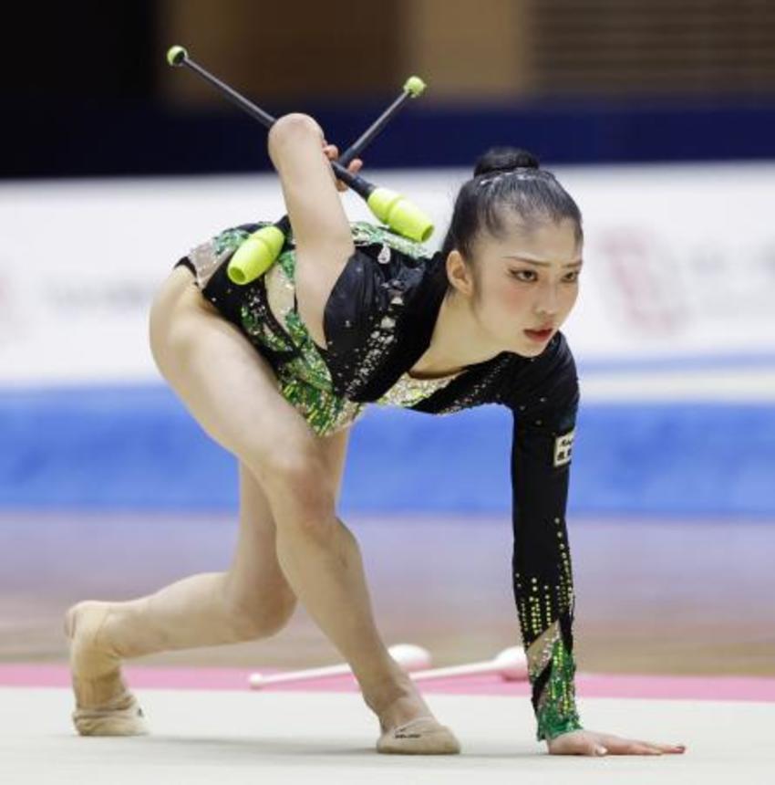 　女子個人種目別のクラブで優勝した鈴木菜巴＝高崎アリーナ