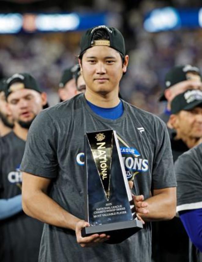 　米大リーグ、ナ・リーグ優勝決定シリーズのＭＶＰに選ばれたドジャース・大谷翔平＝１７日、ロサンゼルス（共同）