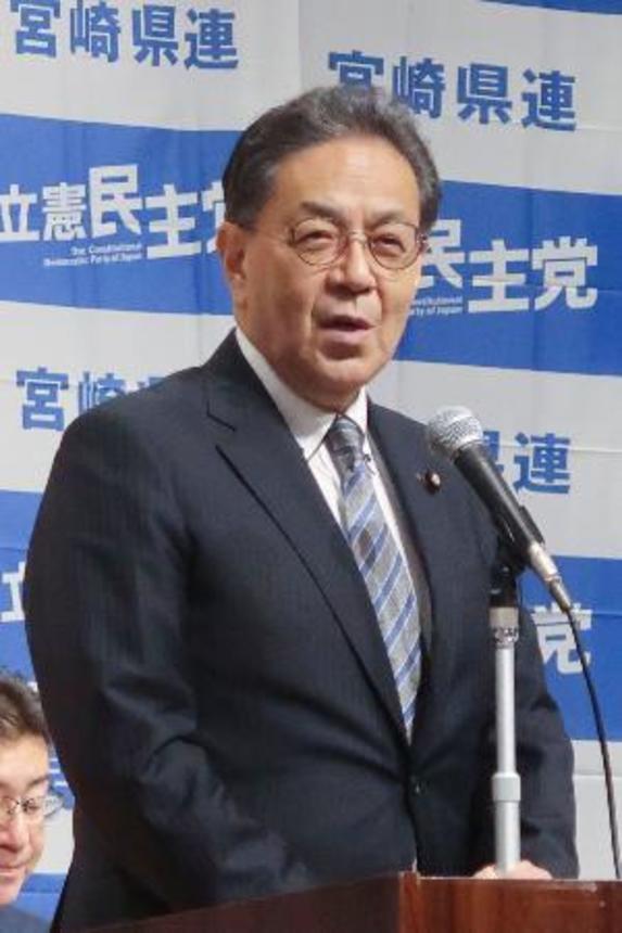 　党会合であいさつする立憲民主党の水岡俊一代表＝５日午前、宮崎市