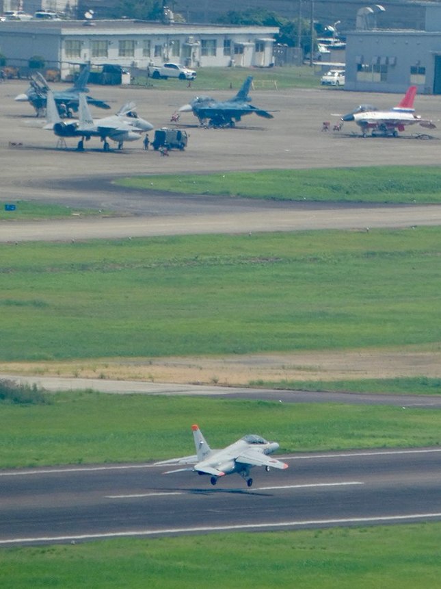 岐阜基地を飛び立つ航空自衛隊の戦闘機＝各務原市