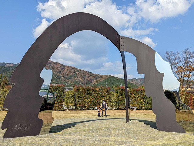 関根伸夫氏作のモニュメント「虹の門」＝不破郡関ケ原町、せきがはら人間村生活美術館