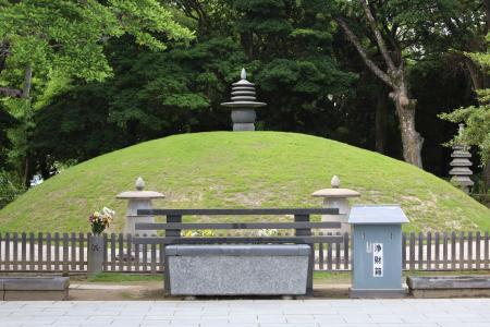 　身元不明や引き取り手のない多数の原爆死没者の遺骨が納められている広島・平和記念公園の原爆供養塔