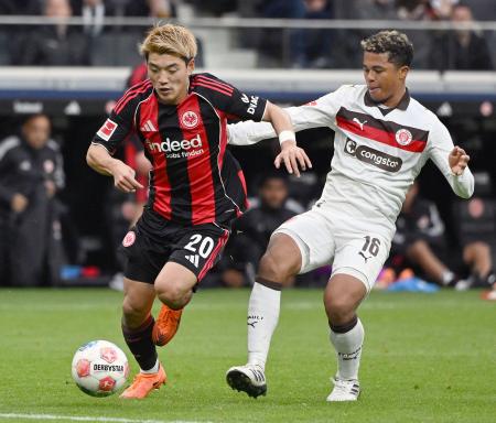 　ザンクトパウリの藤田（右）と競り合うＥフランクフルトの堂安＝フランクフルト（共同）