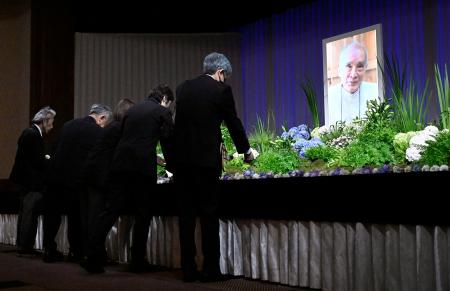 　谷川俊太郎さんの「お別れの会」で献花する参列者＝１２日午後、東京都千代田区