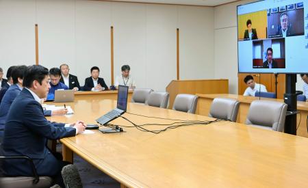 　オンライン会議で、トカラ列島近海で相次ぐ地震への対応を協議する鹿児島県の塩田康一知事（左）＝１４日午前、県庁
