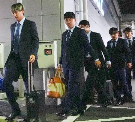 　サッカーＷ杯アジア最終予選のインドネシア戦に向け、関西空港に帰国した遠藤（左から２人目）ら＝６日