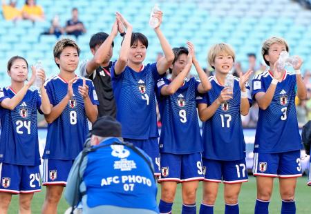 　フィリピンに快勝し、サポーターの声援に応える熊谷（４）ら女子日本代表。１０大会連続１０度目のＷ杯出場を決めた＝シドニー（共同）