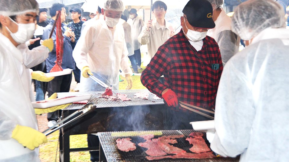 炭火で飛騨牛を焼くスタッフ＝下呂市幸田、しらさぎ緑地公園