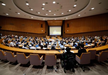　国の特別機関から移行し、特殊法人として発足した日本学術会議の総会＝１日午前、東京都港区