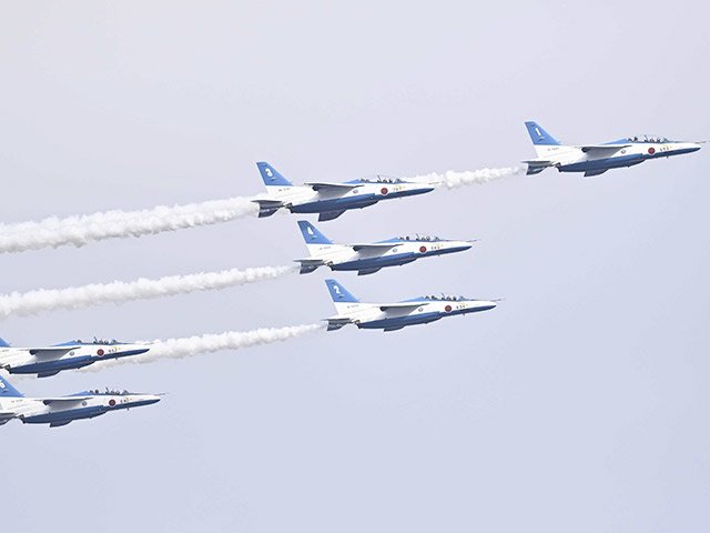 編隊飛行するブルーインパルスのＴ４練習機＝１２日午前８時５４分、各務原市内