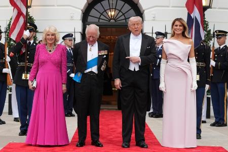 　ホワイトハウスで記念撮影するチャールズ英国王夫妻（左から２人目と１人目）とトランプ米大統領夫妻（同３人目と４人目）＝４月２８日、ワシントン（ＡＰ＝共同）