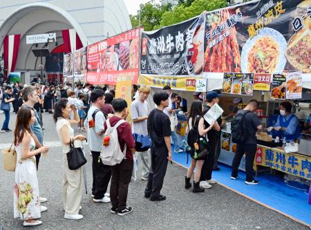 　「ガチ中華」のブースが並ぶ「チャイナフェスティバル２０２６」の会場＝５日午後、東京都渋谷区