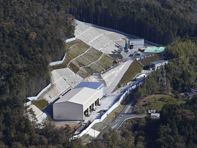 トンネル掘削工事が止まっているリニア中央新幹線瀬戸トンネルの工事現場＝１９日、中津川市瀬戸（本社契約ヘリから）
