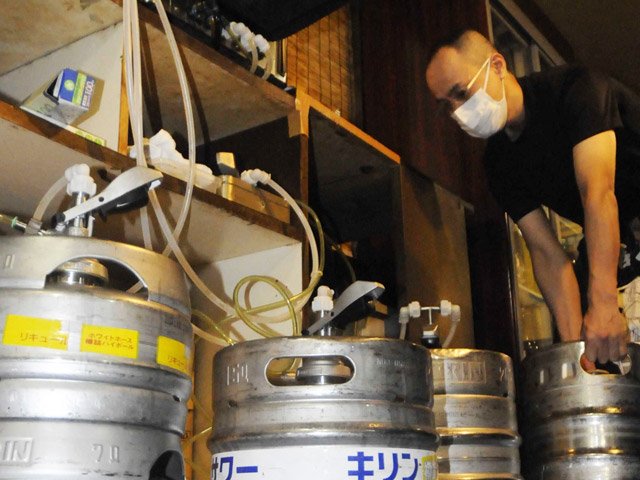 ビールサーバーの手入れをするスタッフ＝３０日午後、岐阜市柳ケ瀬通、菊川酒蔵