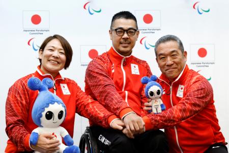 　アジアパラ大会に向けた日本選手団の記者会見を終え、写真に納まる（左から）谷本歩実副団長、三阪洋行団長、滝沢幸孝副団長＝１４日午前、名古屋市