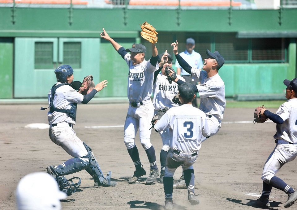 第６８回全国高校軟式野球選手権で２年連続１２度目の優勝を果たし、マウンドで歓喜の輪をつくる中京ナイン＝２９日午後１時３７分、兵庫県明石市、明石トーカロ球場