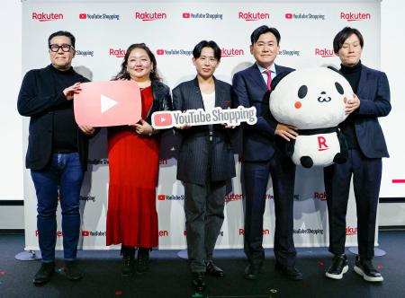 　記者会見で撮影に応じる楽天グループの三木谷浩史会長兼社長（右から２人目）、米グーグル日本法人の奥山真司代表（左端）ら＝１９日午前、東京都内