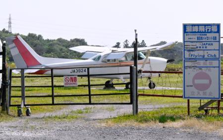 　宮城県栗原市の栗原瀬峰飛行場で着陸時にオーバーランし引き上げられた小型機＝７日午後２時５２分