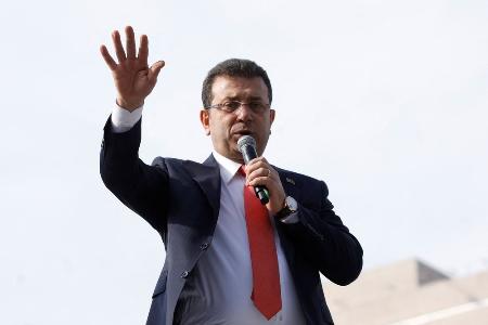 　演説するイマモール市長＝１月、イスタンブール（ロイター＝共同）