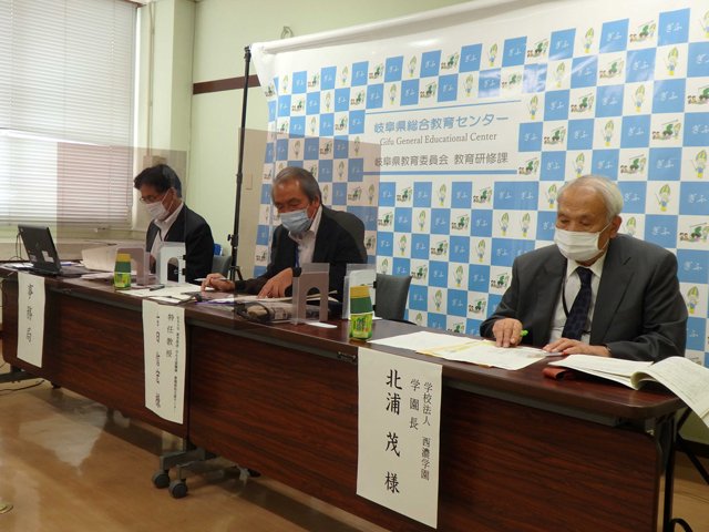 オンライン会議の会場で、学校とフリースクールなどの連携について意見を交わす委員ら＝岐阜市薮田南、県総合教育センター