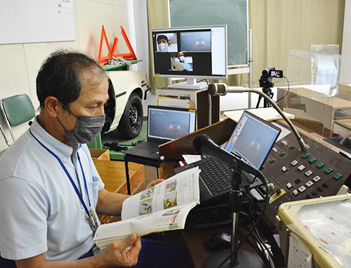 ライブ配信のシステムを使った学科教習の様子＝関市市平賀、中濃自動車学校