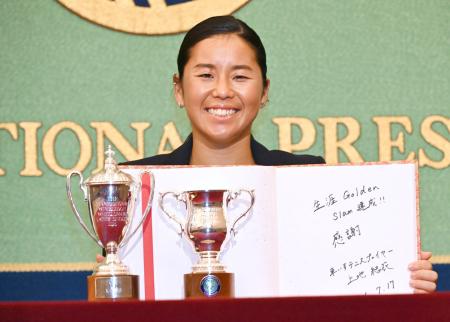 　記者会見で「生涯ゴールデンスラム」達成と感謝のメッセージを見せる車いすテニス女子の上地結衣＝１７日、東京都内の日本記者クラブ
