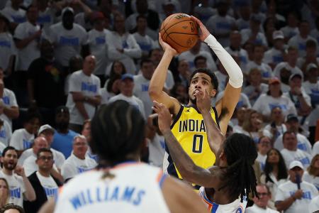 　ＮＢＡ決勝第１戦のサンダー戦、残り０・３秒から逆転のシュートを放つペーサーズのタイリース・ハリバートン＝５日、オクラホマシティー（ゲッティ＝共同）