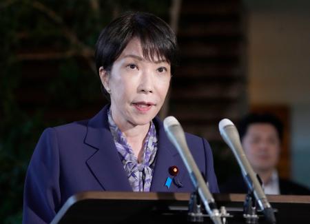 　オマーンのハイサム国王との電話会談後、記者団の取材に応じる高市首相＝１０日午後、首相官邸