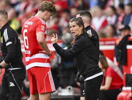 　ウォルフスブルク戦で指示を出すウニオン・ベルリンのマリールイーズ・エタ新監督（右）＝１８日、ベルリン（ゲッティ＝共同）