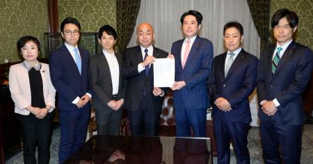 　「被選挙権年齢」を引き下げる公選法などの改正案を衆院に提出する立憲民主党の議員ら＝１０日午前、国会