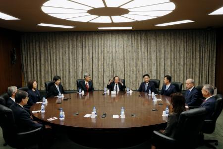 　金融政策決定会合に臨む日銀の植田総裁（中央）ら＝３０日午前、日銀本店